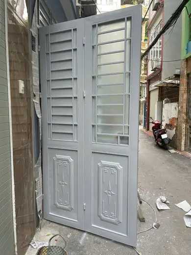 Cổng xếp sắt sơn xám sáng, tháo rời để sơn