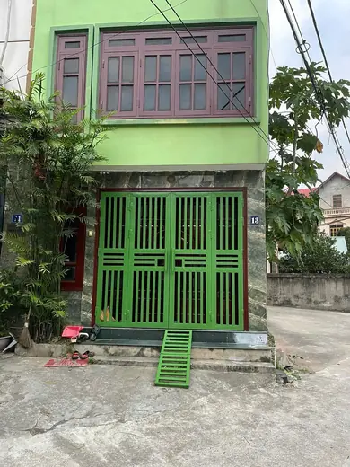 Cổng xếp xanh lá trước khi sơn lại