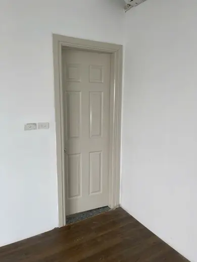 Cửa gỗ 6 ô sơn trắng kem, sàn gỗ