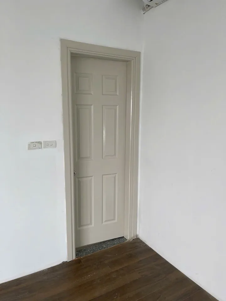 Cửa gỗ 6 ô sơn trắng kem – Long Biên, Hà Nội