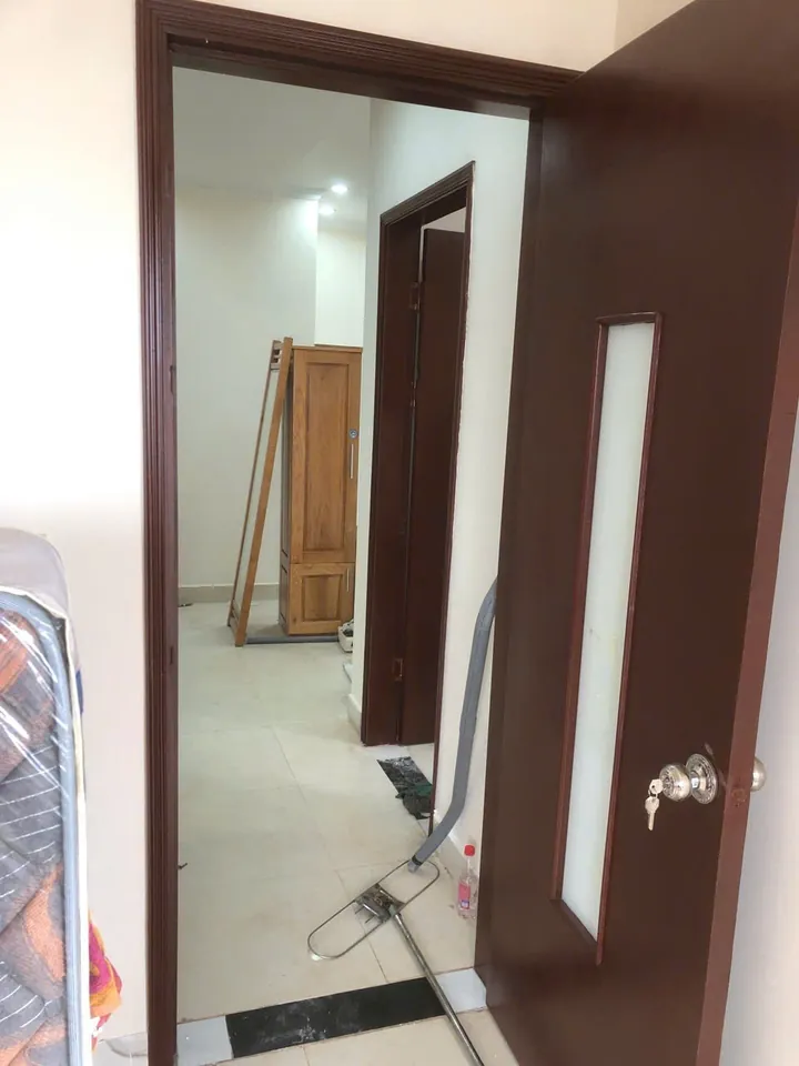 Cửa gỗ nâu đậm ô kính – Đống Đa, Hà Nội
