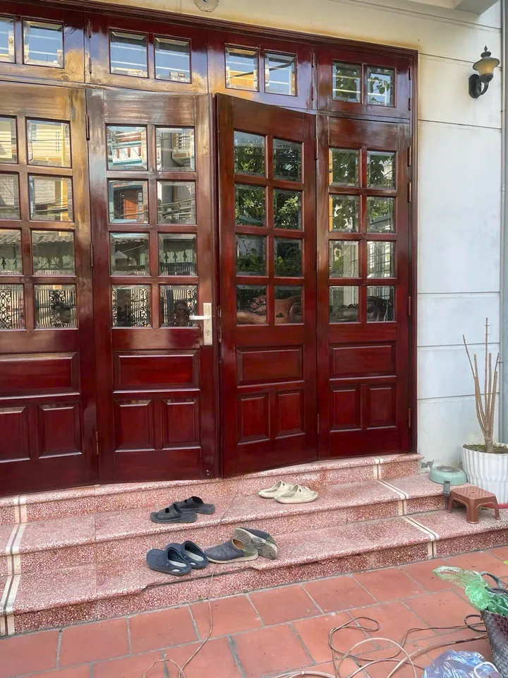 Cửa chính gỗ nâu đỏ panel kính – Hà Đông, Hà Nội