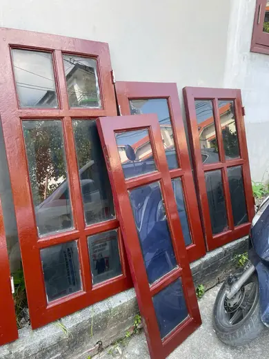 Khung cửa gỗ nâu đỏ bóng, ô kính
