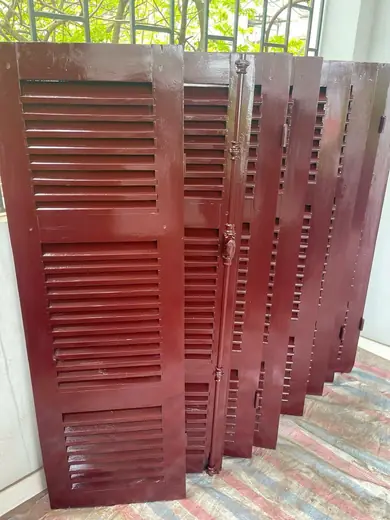 Bộ lá sách gỗ bóng xếp chồng chờ lắp