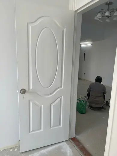 Cửa gỗ trắng ô oval trang trí