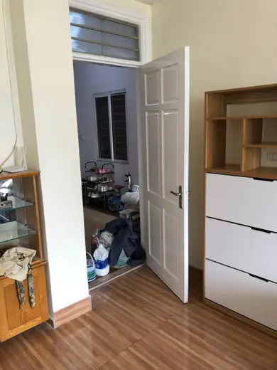 Cửa gỗ 6 ô trắng, sàn gỗ, kệ giày