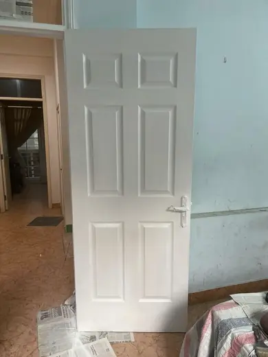 Cửa gỗ 6 ô trắng mới sơn xong
