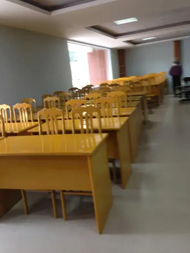 Bàn ghế gỗ công trình đánh màu vàng óng