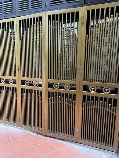 Cửa sắt xếp nhiều cánh màu vàng đồng