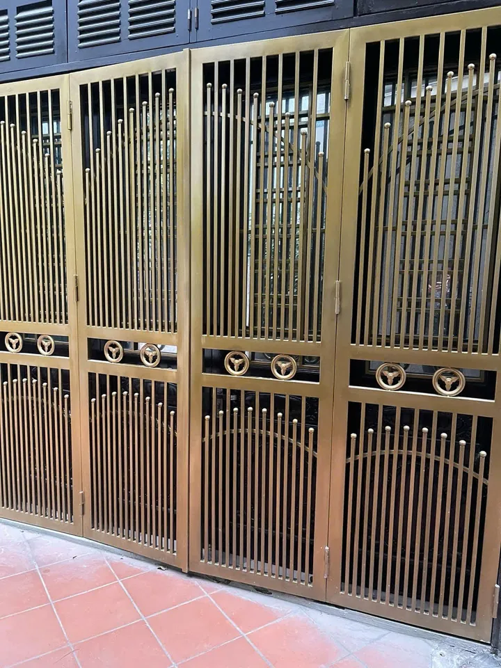 Cửa sắt xếp màu vàng đồng – Tây Hồ, Hà Nội
