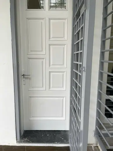 Cửa trắng phía sau cửa sắt an toàn xám