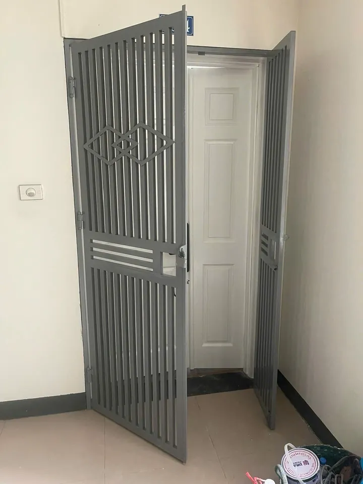 Thợ sơn cửa tại Hai Bà Trưng, Hà Nội