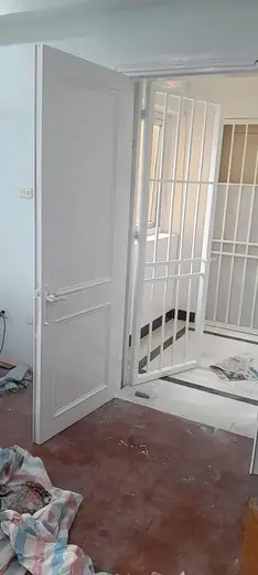 Cửa trắng và cửa sắt an toàn trắng