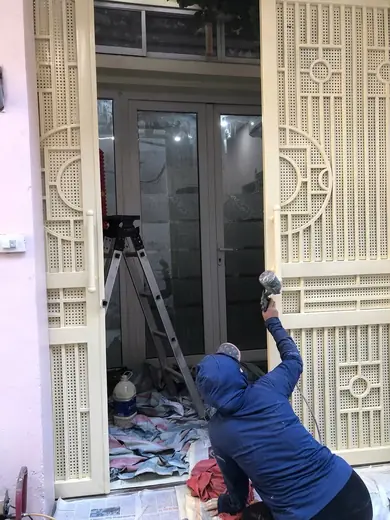 Thợ phun sơn cổng sắt hoa văn màu kem
