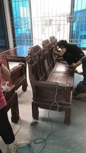Thợ đánh nhám bộ bàn ghế gỗ chạm khắc