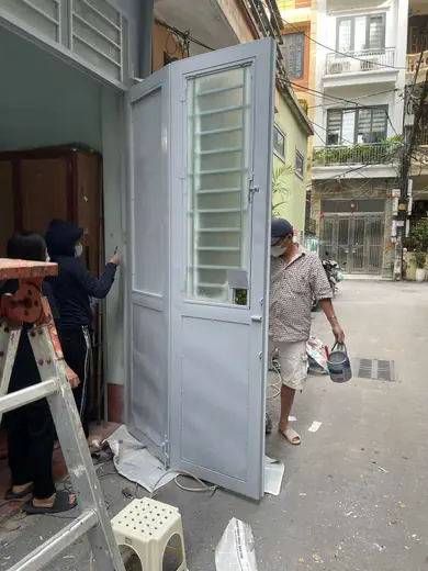 Thợ sơn lại cổng xếp sắt ngoài trời