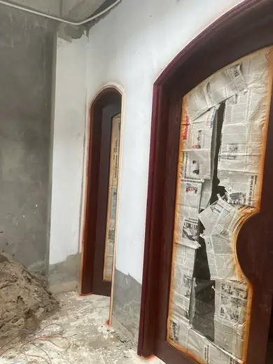Cửa gỗ vòm dán giấy bảo vệ ô kính