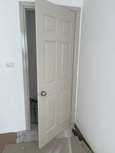 Cửa 6 ô hé mở, giấy và bìa che sàn