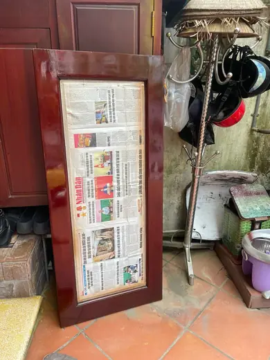 Khung cửa kính dán giấy bảo vệ