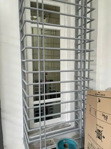 Khung sắt bảo vệ cửa sổ mới, chưa sơn