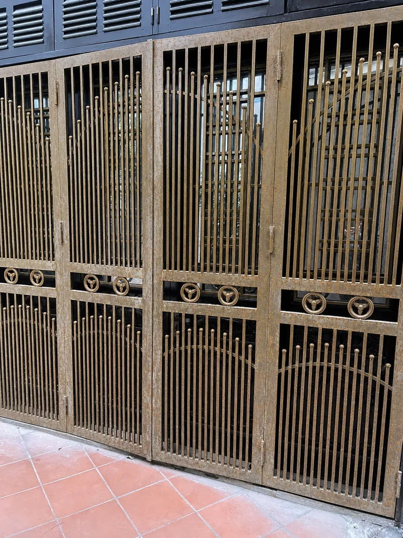 Cổng sắt nhà phố – trước khi sơn