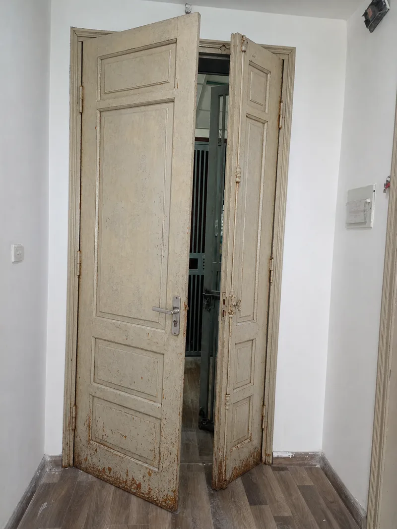 Cửa sắt trước khi sơn: gỉ sét, bong tróc, bạc màu
