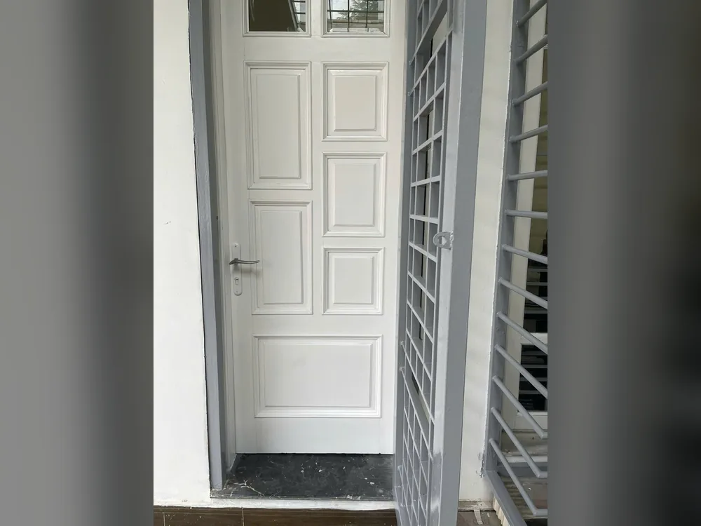 Cổng sắt mới sơn