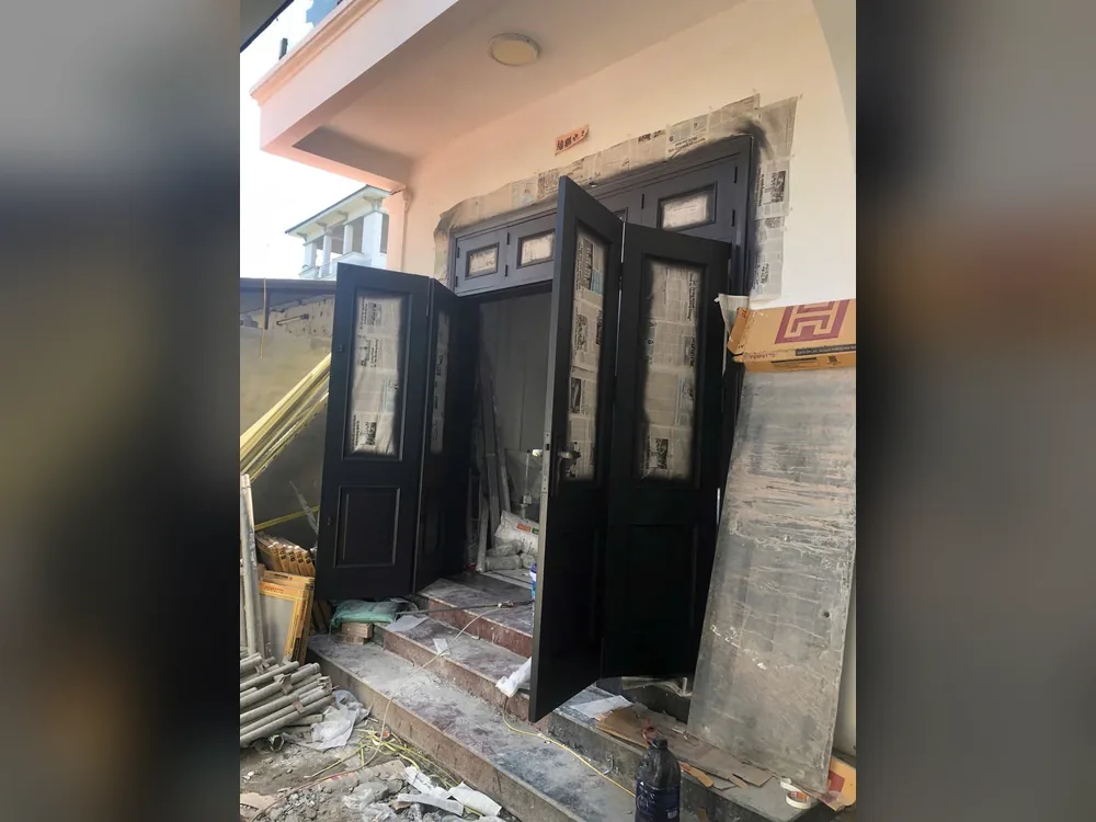 Xử lý cửa sắt cũ